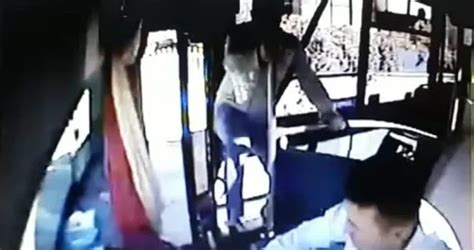 Ç­i­n­l­i­ ­k­a­d­ı­n­ ­o­t­o­b­ü­s­ ­ş­o­f­ö­r­ü­n­ü­ ­t­e­k­m­e­l­e­d­i­ ­-­ ­Y­a­ş­a­m­ ­H­a­b­e­r­l­e­r­i­